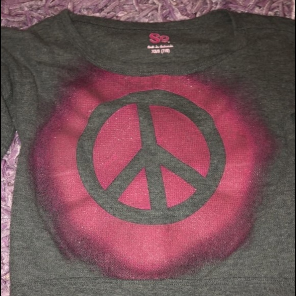 Black and red peace sign printed crew-neck shirt